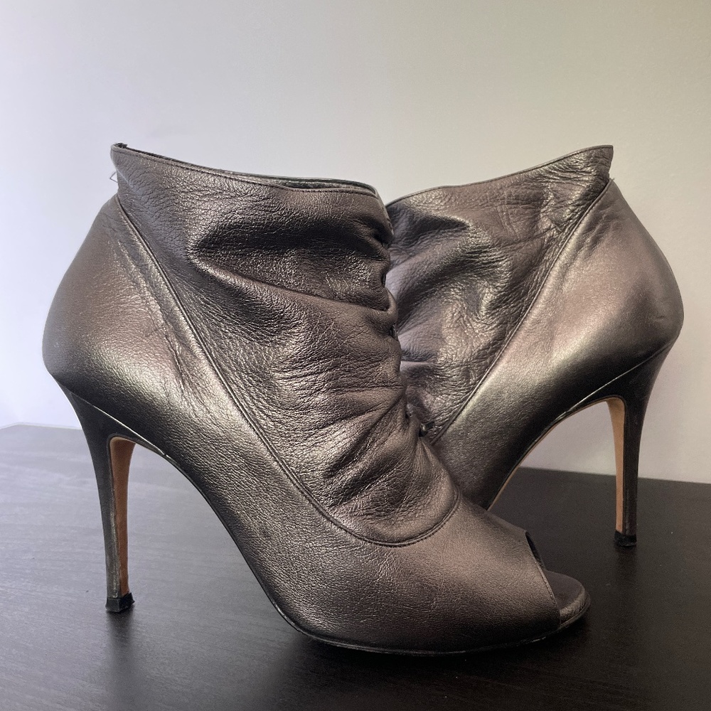 Manolo Blahnik gunmetal metallic grey silver leather open toe 38.5 8 booties